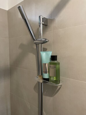 Secador de cabelo, toalhas de banho, sabonete, papel higiênico