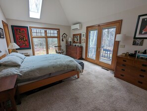 3 quartos, escrivaninha, ferros/tábuas de passar roupa, berço de viagem