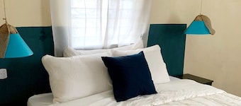  Family-sized home, at 2 minutes to the theme park, market, bar and restaurants.