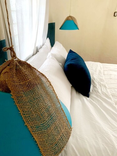  Family-sized home, at 2 minutes to the theme park, market, bar and restaurants.