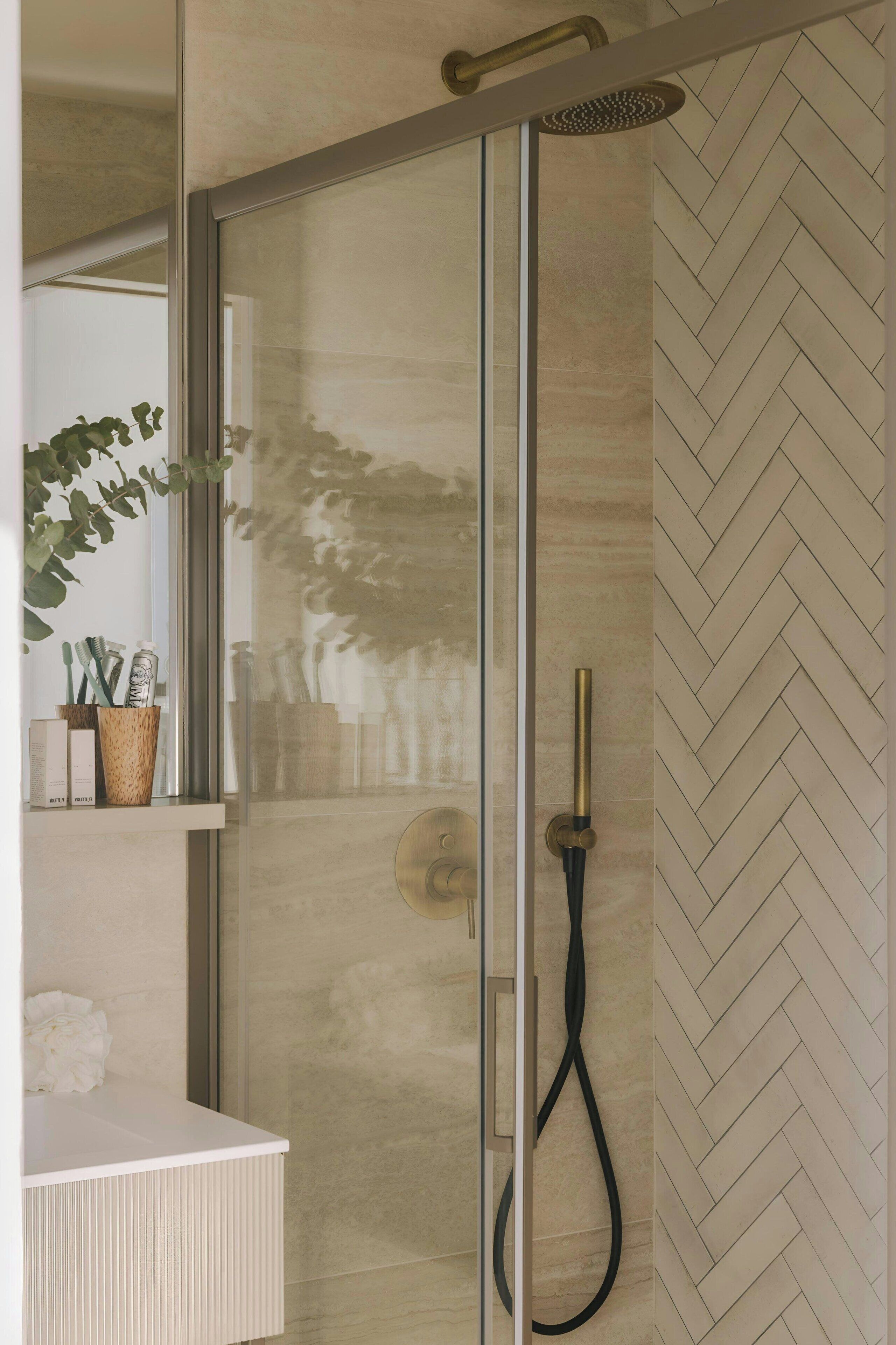 Douche, articles de toilette gratuits, sèche-cheveux