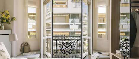 Safe på rommet, individuelt dekorert, individuelt innredet og skrivebord