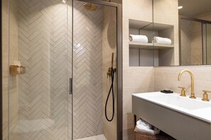 Dusch, lyxtoalettartiklar, hårtork och handdukar