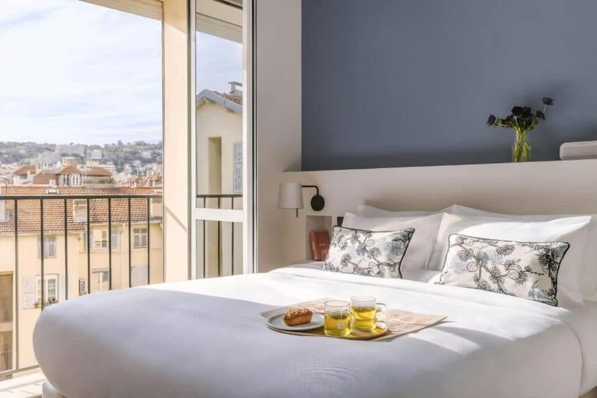 Peti besi dalam bilik, dihias secara berasingan