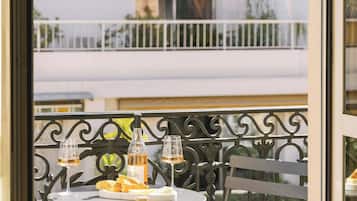 In-room safe, individually decorated, individually furnished, desk