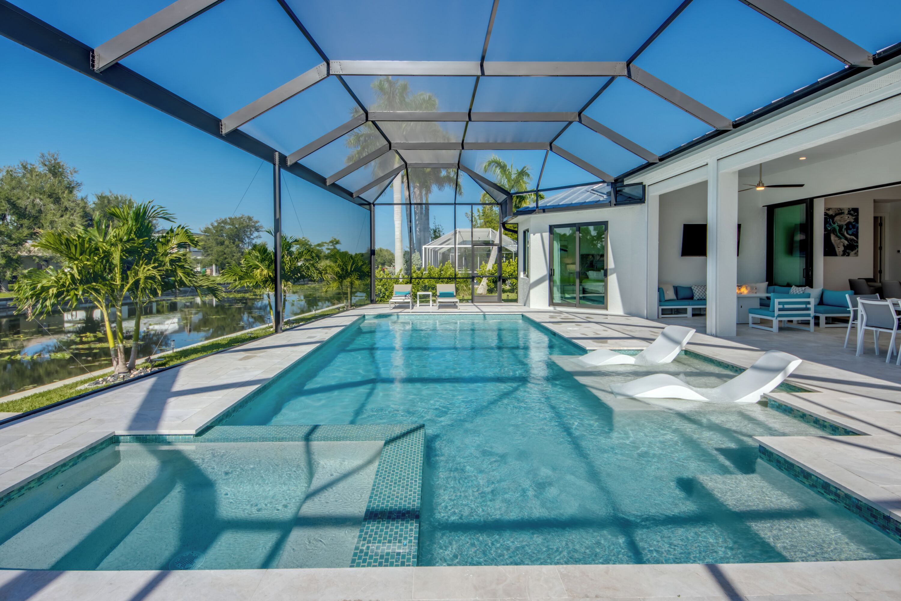Piscina a l'aire lliure i piscina climatitzada 
