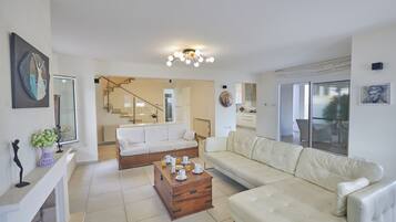 تلفزيون ذكي، مدفأة، مكتبة موسيقى، مكتبة فيديو