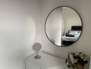 2 dormitoris, escriptori, planxa i posts de planxar i wifi 