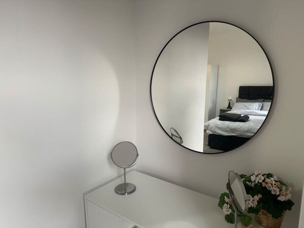 2 slaapkamers, een bureau, een strijkplank/strijkijzer, wifi