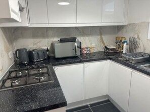 Een koelkast, een magnetron, een oven, een broodrooster