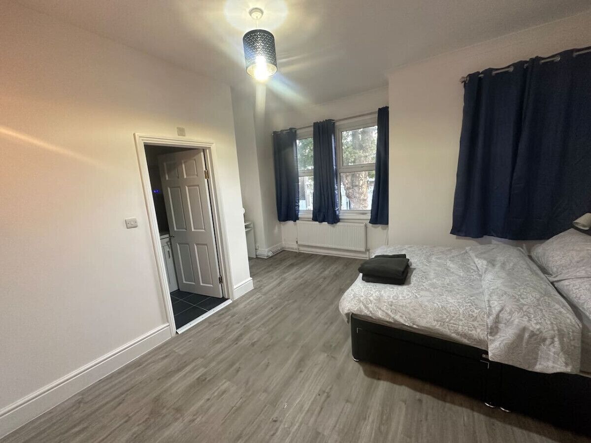 2 bedrooms, desk, iron/ironing board, WiFi