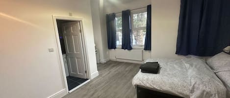 2 slaapkamers, een bureau, een strijkplank/strijkijzer, wifi