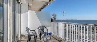 Sea view- 30m from the beach- 2 adults /2 children