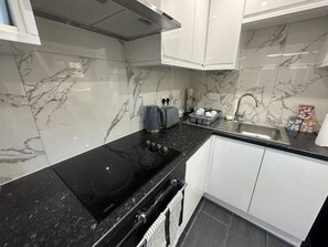 ثلاجة، ميكروويف، فرن، محمصة خبز