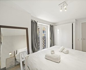 Room - Stunning 2 Bed Riverside Apartment Canary Wharf! (Greater London)