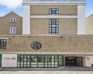 Exterior - Stunning 2 Bed Riverside Apartment Canary Wharf! (Greater London)