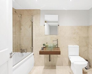 Shower, hair dryer, towels - Spacious 3-bedroom house in Limehouse! (Greater London)
