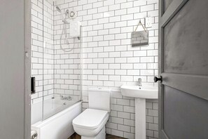 Shower, hair dryer, towels - 3-bedroom townhouse in Lincoln! (Lincolnshire)