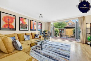 Living area - Cozy 3 bedroom house near Canary Wharf! (Greater London)