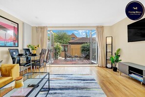 Living area - Cozy 3 bedroom house near Canary Wharf! (Greater London)