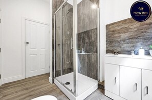 Hair dryer - Stylish 2 bed 2 bath Hoxton Townhouse! (Greater London)