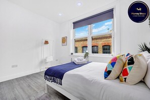 2 bedrooms, iron/ironing board, Internet - Stylish 2 bed 2 bath Hoxton Townhouse! (Greater London)