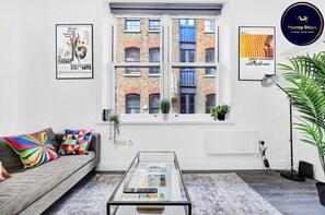 TV - Stylish 2 bed 2 bath Hoxton Townhouse! (Greater London)