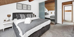 2 bedrooms, iron/ironing board, Internet, bed sheets - Modern Industrial 2-Bedroom Apartment (Greater London)