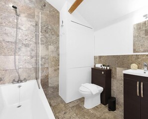 Hair dryer, towels - Large Industrial Style 2 Bedroom Flat! (Greater London)
