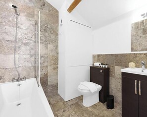 Hair dryer, towels - Modern Industrial 2-Bedroom Apartment (Greater London)