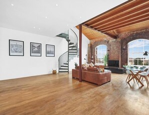 TV - Modern Industrial 2-Bedroom Apartment (Greater London)