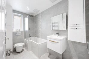 Shower, hair dryer, towels - 3 Bedroom Canalside Apartment Near the City (Greater London)