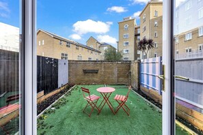 Outdoor dining - Spacious 3-bedroom house with parking and garden! (Greater London)