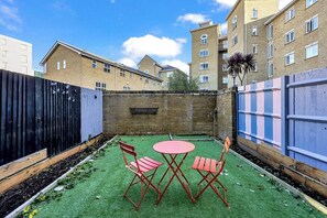 Outdoor dining - Spacious 3-bedroom house with parking and garden! (Greater London)