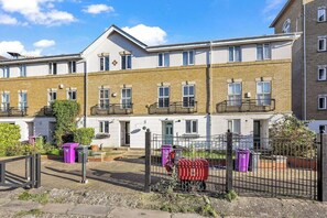 Exterior - Spacious 3-bedroom house with parking and garden! (Greater London)