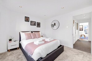 3 bedrooms, Internet, bed sheets - Spacious 3-bedroom house with parking and garden! (Greater London)
