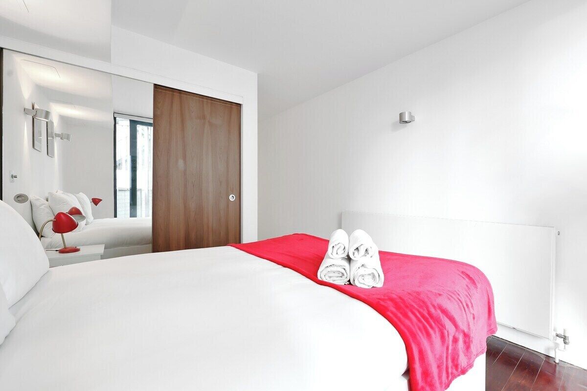 2 bedrooms, internet, bed sheets