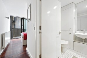 Shower, hair dryer, towels - 2-Bedroom Apartment in Central Shoreditch (Greater London)