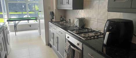 Frigorífico, microondas, horno y placa de cocina