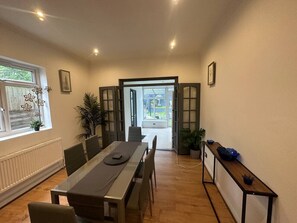 Dining - The Big London Base – 5 Beds for Friends, Family and contractors (London)