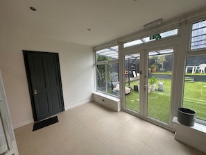 Interior - The Big London Base – 5 Beds for Friends, Family and contractors (London)