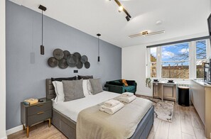 1 bedroom, Internet, bed sheets - Modern Large Studio Apartment in London (Greater London)