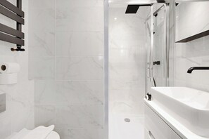 Shower, hair dryer, towels - Modern Large Studio Apartment in London (Greater London)