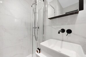 Shower, hair dryer, towels