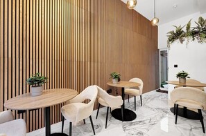Dining - Modern Large Studio Apartment in London (Greater London)