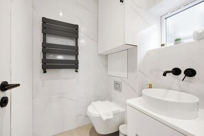 Shower, hair dryer, towels - High Spec 1 Bed Apartment in Islington, London! (Greater London)