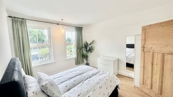 4 bedrooms, desk, iron/ironing board, travel crib