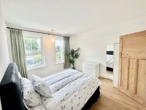 4 Schlafzimmer, Schreibtisch, Bügeleisen/Bügelbrett, Reisekinderbett