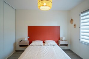 2 室のベッドルーム、アイロン / アイロン台、WiFi (無料)、ベッドシーツ