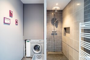 Hair dryer, towels - L'Escapade du Petit Mas - Appt climatisé (Nexon)